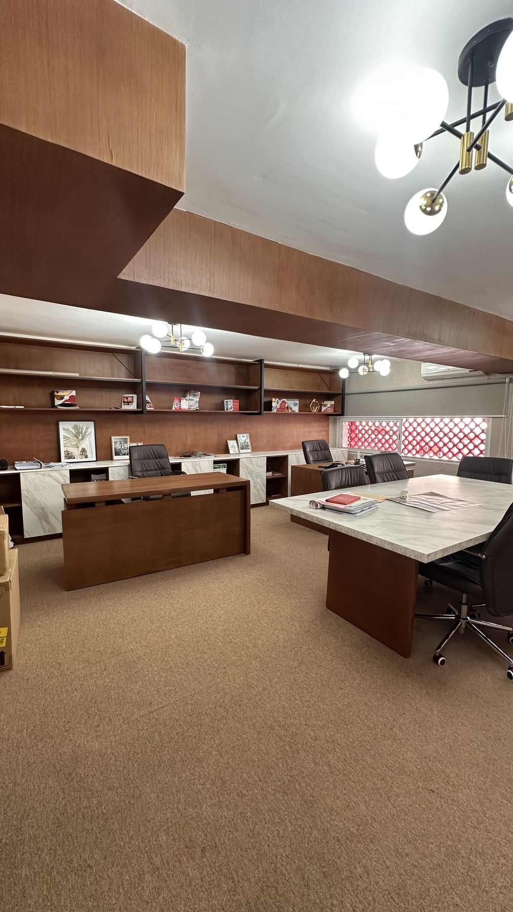 Agence Swisse Travel : bureaux et bibliothèques en noyer