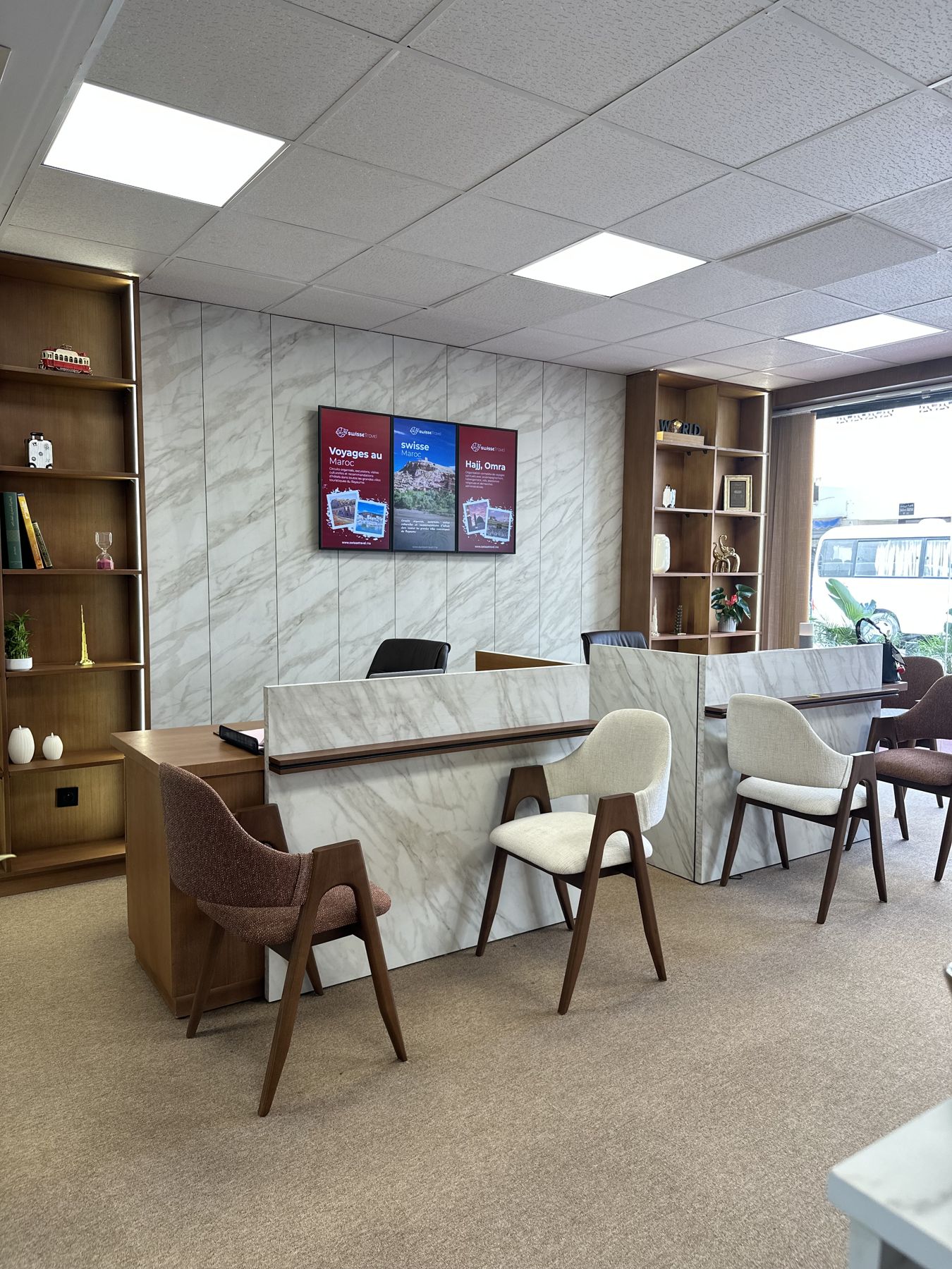 Agence Swisse Travel : comptoirs d’accueil effet marbre
