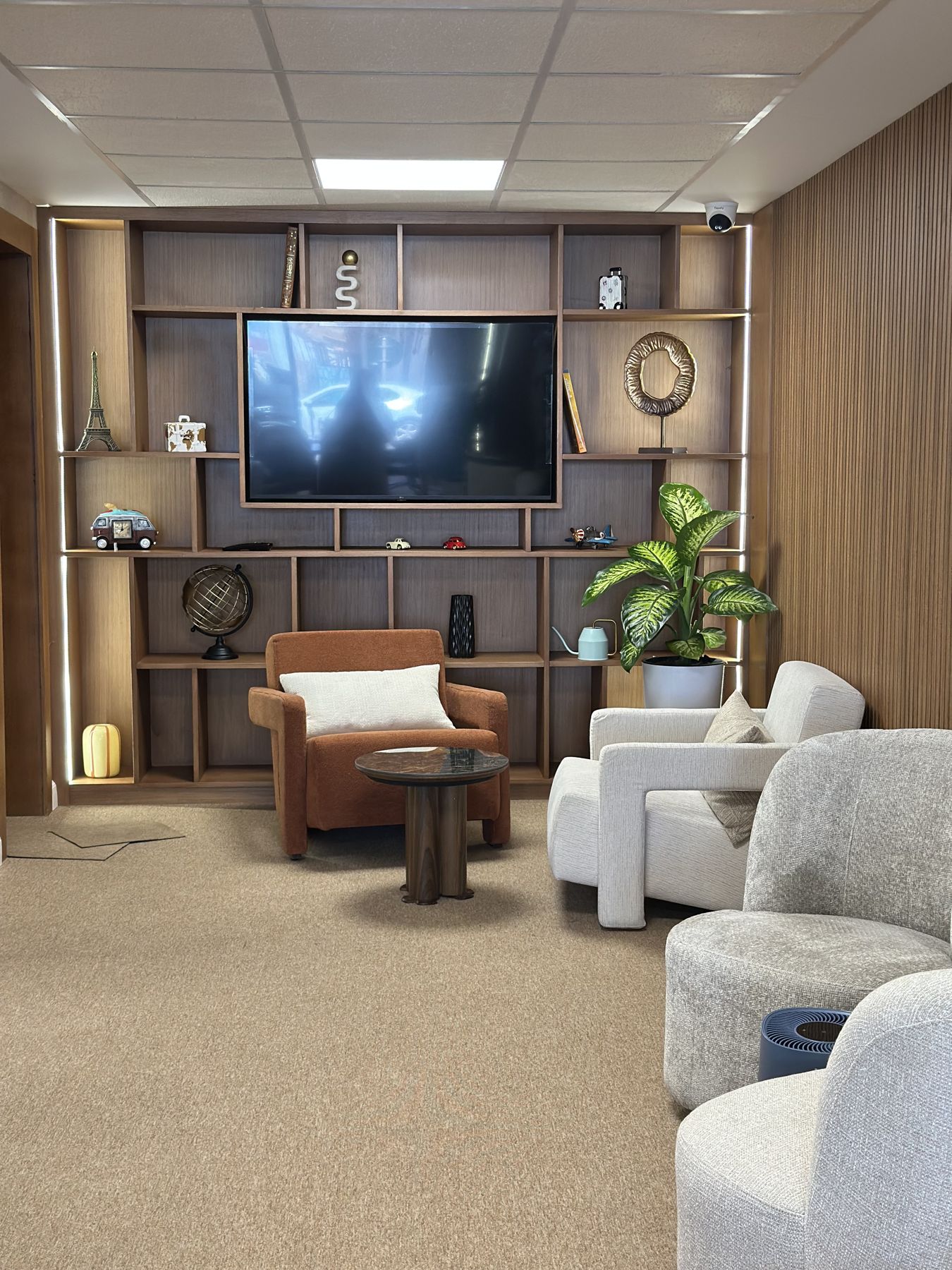Agence Swisse Travel : meuble TV en noyer et fauteuils