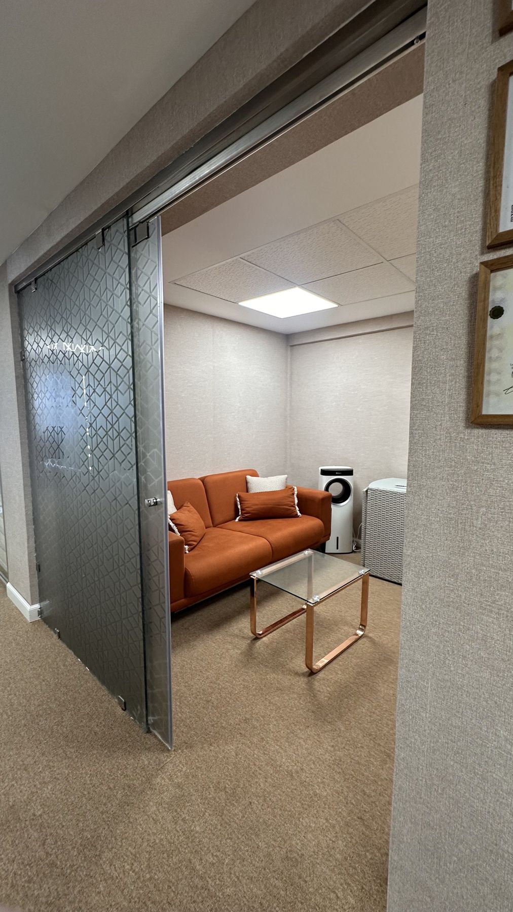 Agence Swisse Travel : bureau fermé par une porte vitrée
