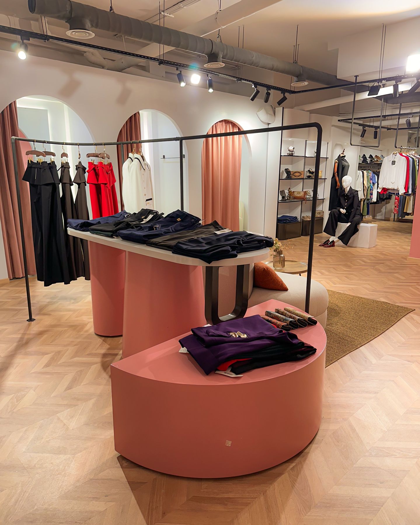 Boutique 21 Signature à Casablanca : podium rose et portants noirs