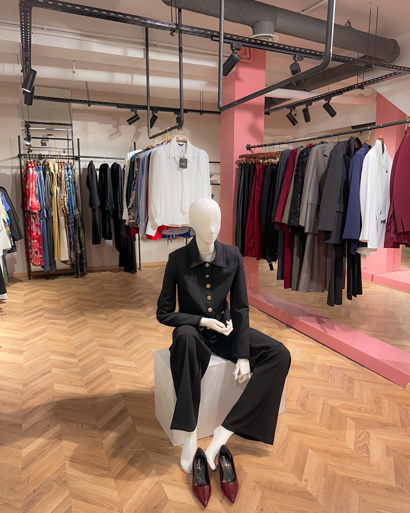 Boutique 21 Signature : mur rose et mannequin