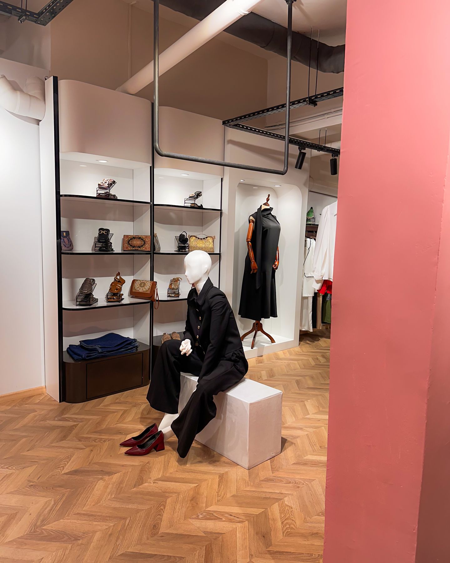 Boutique 21 Signature : étagères et portants
