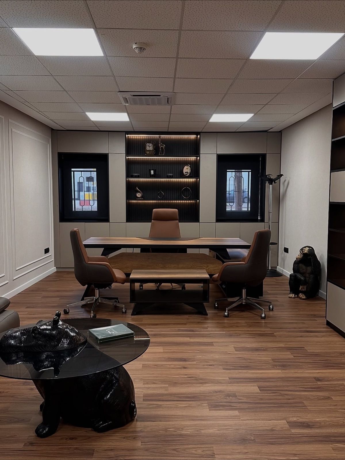 Bureau de direction du Zoo de Aïn Sebaâ : bibliothèque éclairée et fauteuils cuir