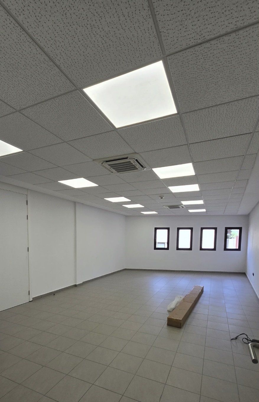 Avant : salle vide au carrelage gris