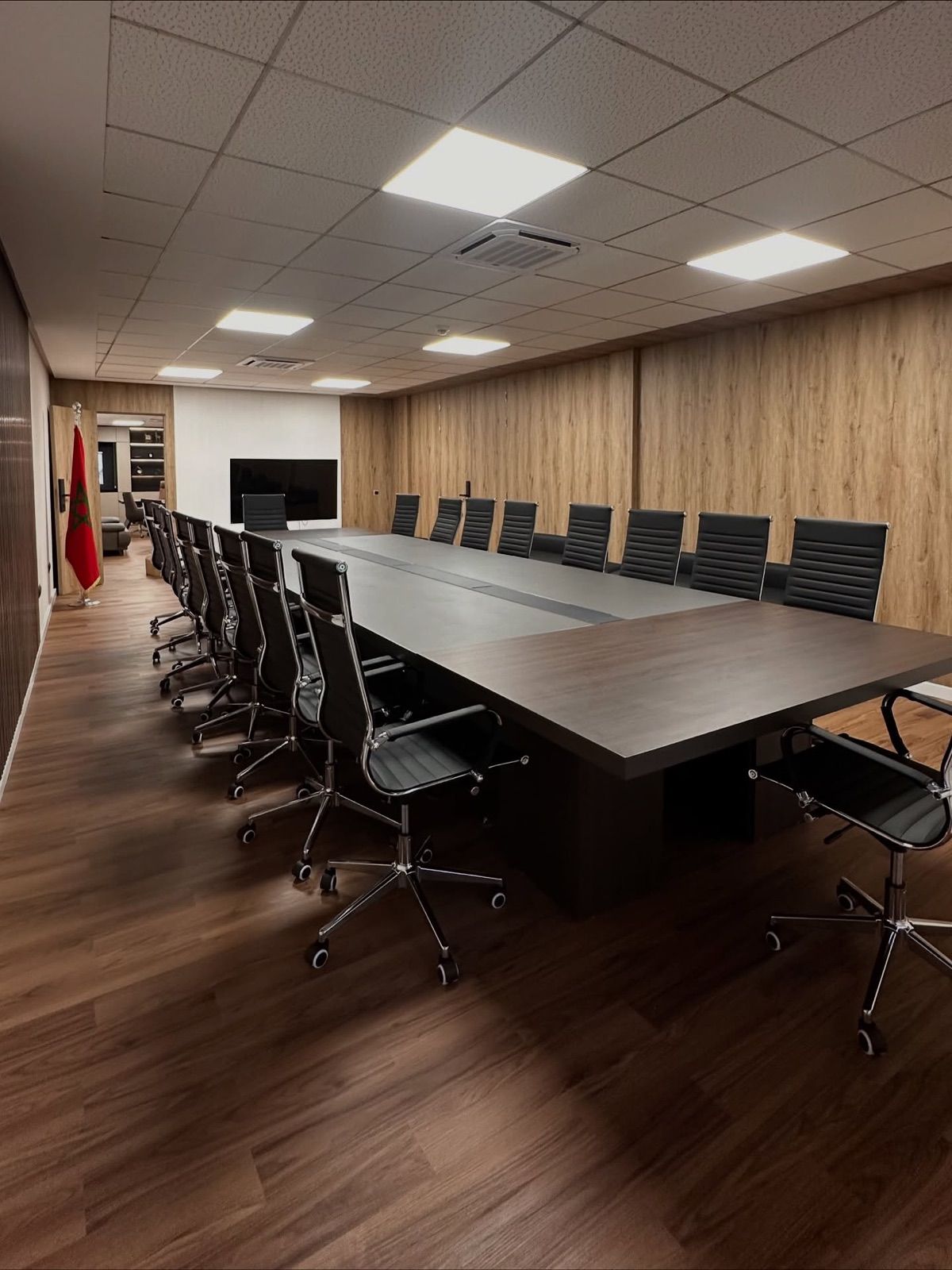 Salle de réunion, panneaux bois à lames