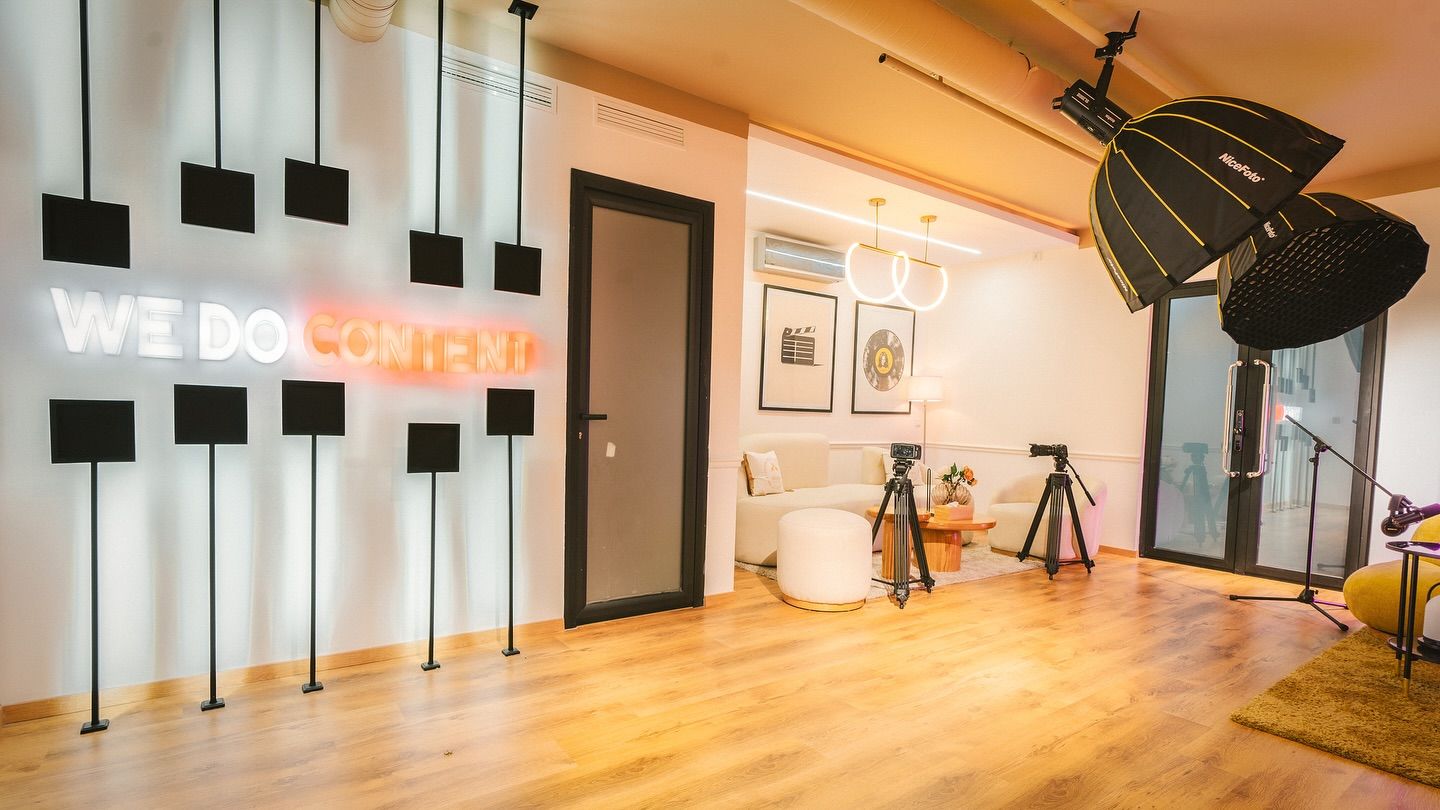 Studio podcast WeDoContent réalisé : parquet, éclairage de tournage