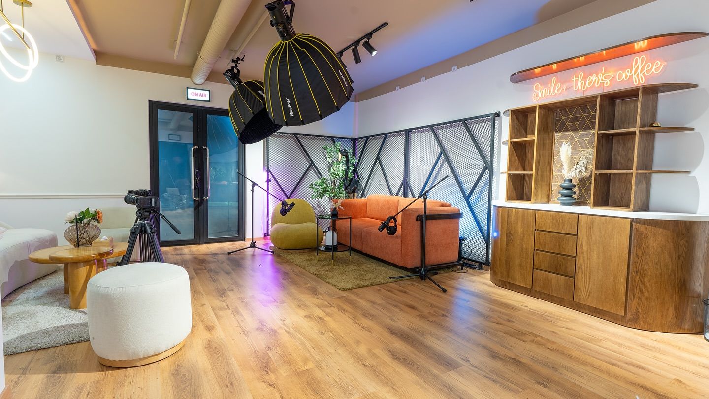 Studio podcast WeDoContent : décor et lumières